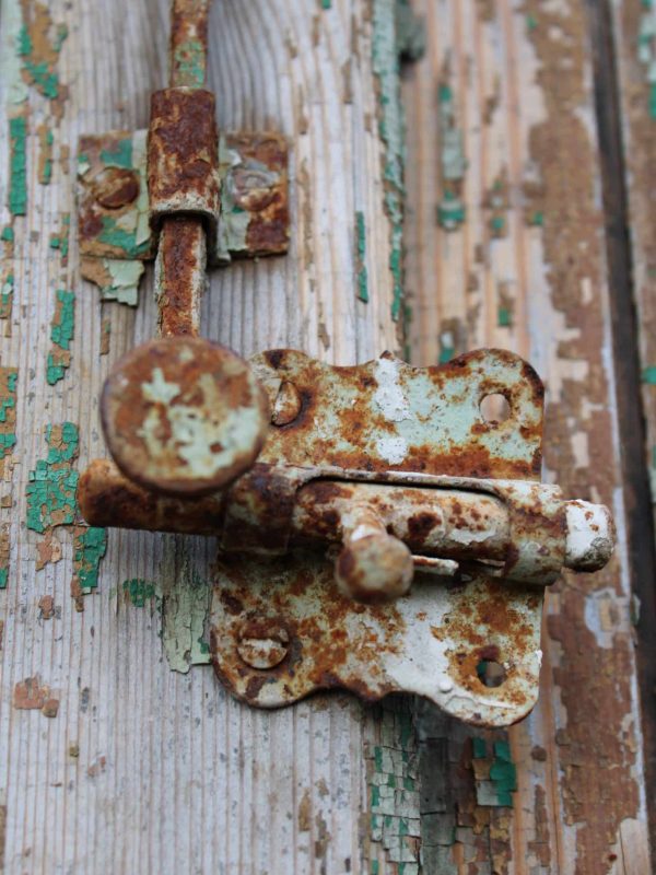 old-and-rusty-lock-NRT6UTM